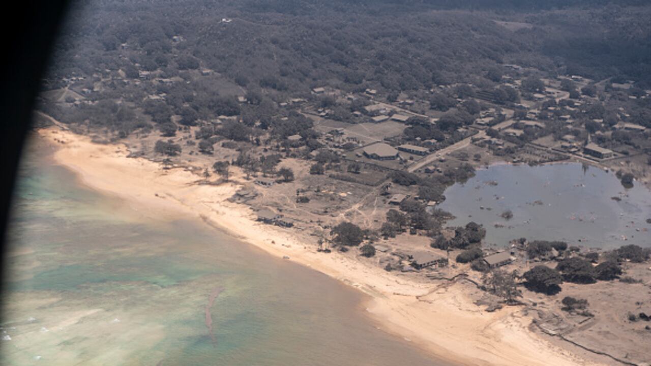 Este es el panorama en Nomuka, Tonga, después del tsunami ocasionado por la erupción del volcán Hunga Tonga-Hunga Ha'apai el pasado 15 de enero. (Photo by New Zealand Defense Force via Getty Images).