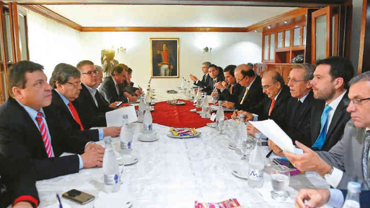 En las reuniones entre los delegados del gobierno y del Centro Democrático ha habido cordialidad y buenas formas, pero en los temas de fondo hay diferencias profundas.