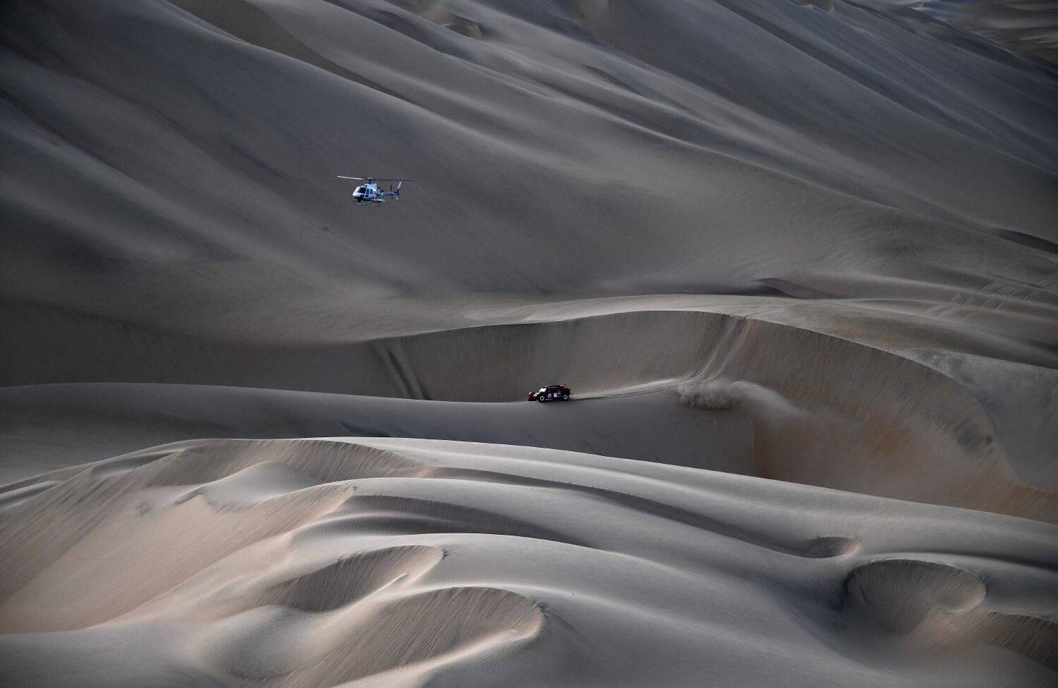 El conductor italiano 2WD Eugenio Amos y el copiloto francés Sebastien Delaunay surcan las dunas de Tanaca durante la Etapa 5 del Rally Dakar 2018 entre San Juan de Marcona y Arequipa en Perú, el 10 de enero de 2018. / AFP PHOTO / Franck FIFE.