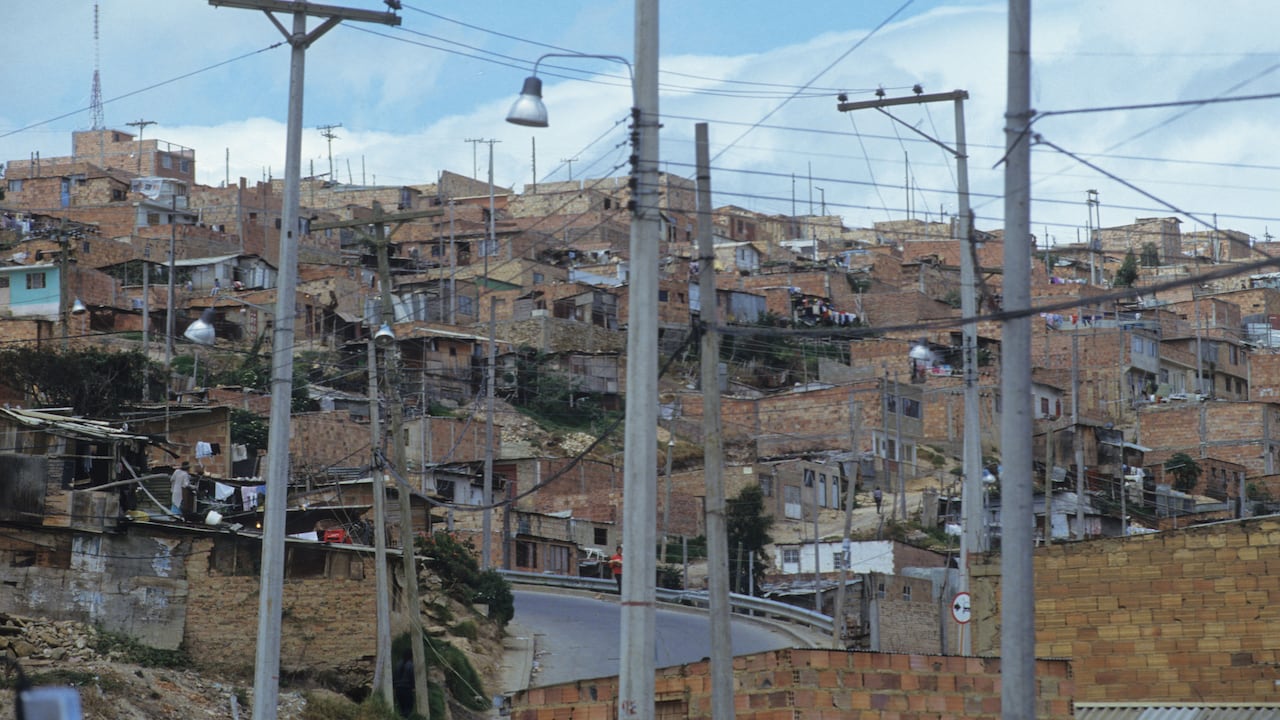 Bogotá le dice adiós al cableado aéreo: Concejo aprueba su retiro y ordenamiento subterráneo.