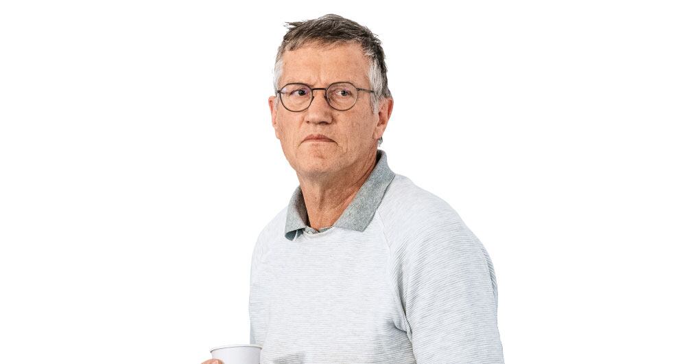 Tegnell trabaja en un edificio viejo, ubicado al lado del hospital más moderno de Estocolmo, y vive de forma cómoda pero sencilla. A pesar de que lo tratan como a una estrella de rock, le huye a la fama.