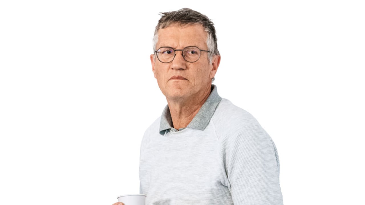 Tegnell trabaja en un edificio viejo, ubicado al lado del hospital más moderno de Estocolmo, y vive de forma cómoda pero sencilla. A pesar de que lo tratan como a una estrella de rock, le huye a la fama.