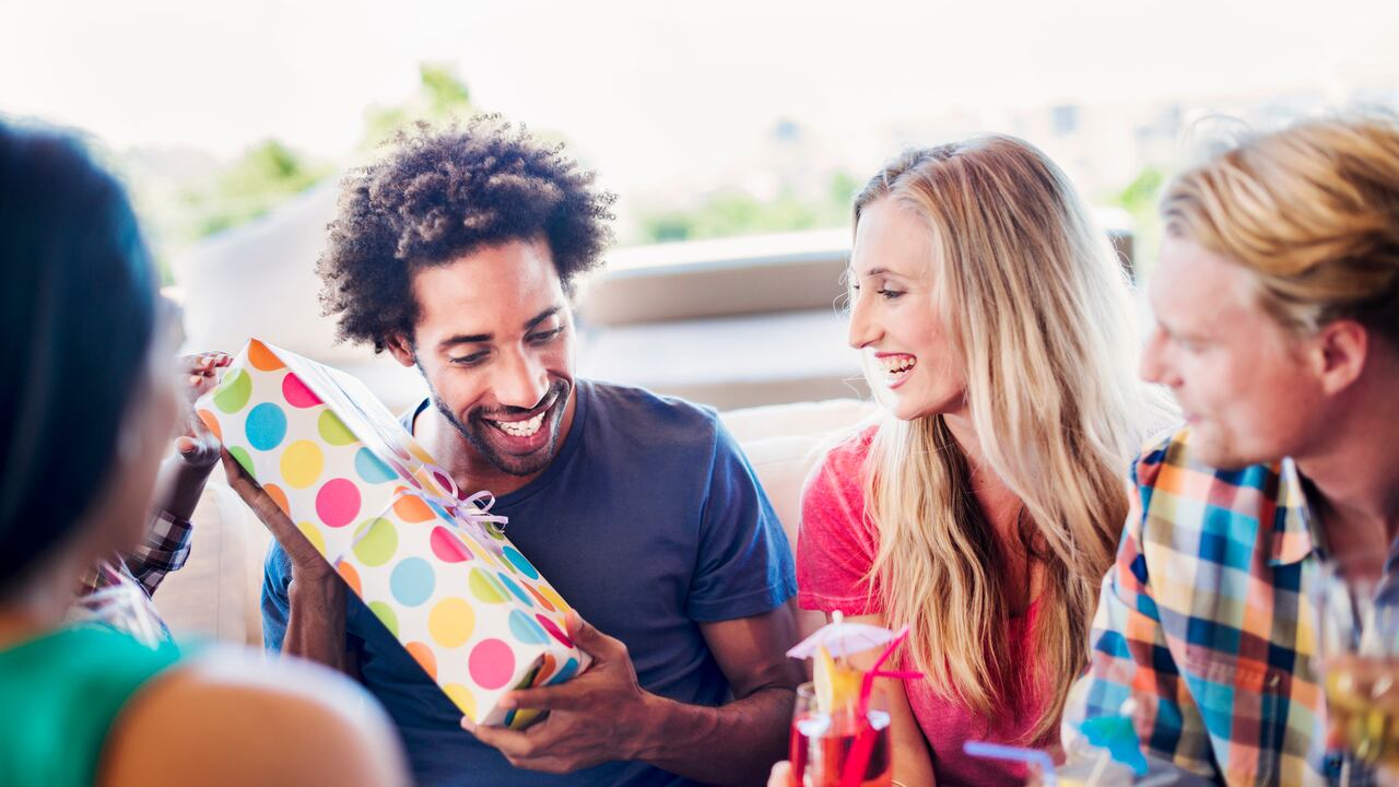 Personas recibiendo regalos mientras juegan el amigo secreto