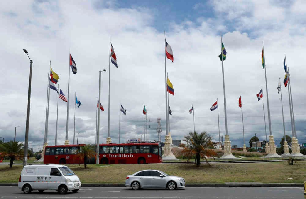 TransMilenio está en constante supervisión para evitar que supere el 35 % de la capacidad de usuarios que puede llevar, teniendo en cuenta que el sistema puede volverse un foco de contagio. Foto: Guillermo Torres / SEMANA.