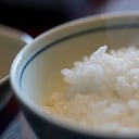 El arroz es un grano que se cultiva ampliamente en todo el mundo y se conoce en diferentes variedades.