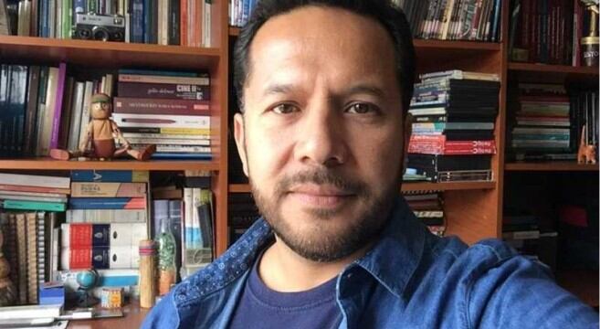 Dramaturgo, realizador de cine y televisión, guionista, libretista y profesor universitario bogotano de 51 años. Desde pequeño, Erik Yovanny Leyton Arias se interesó por el mundo teatral e inquieto por aprender, estudió Realización de Cine y Televisión en la Universidad Nacional de Colombia, claustro en donde hoy es profesor en las líneas de guion para largometraje y dramaturgia de la Maestría en Escrituras Creativas.