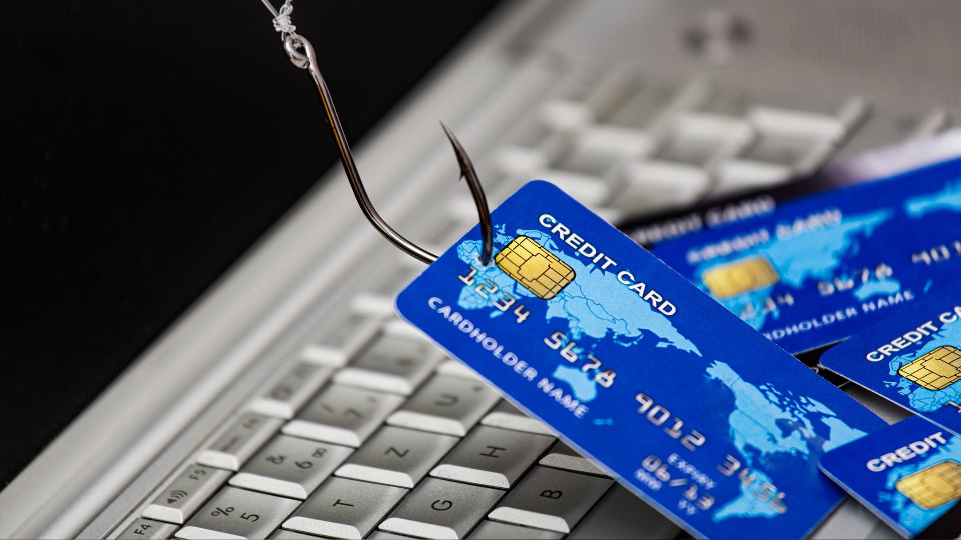 Las tarjetas bancarias tienen datos que no deben compartirse nunca con otras personas.