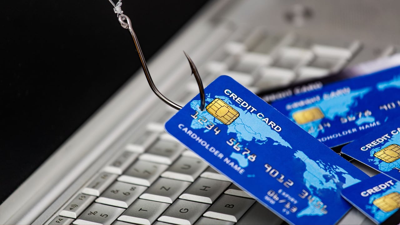 Las tarjetas bancarias tienen datos que no deben compartirse con otras personas.