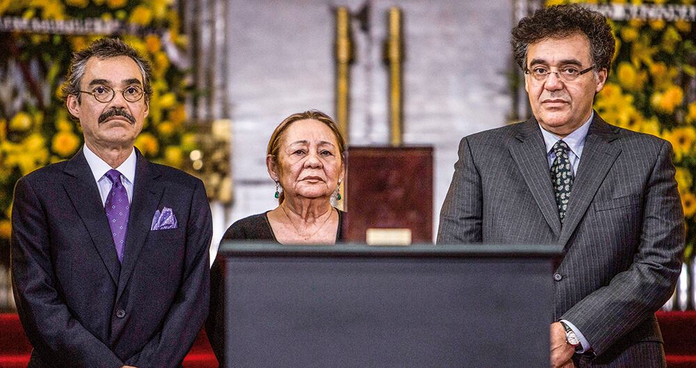 Mercedes rodeada por sus hijos, Gonzalo y Rodrigo, en el homenaje al escritor en el Palacio de Bellas Artes de México, a los pocos días de su muerte, hace siete años.  