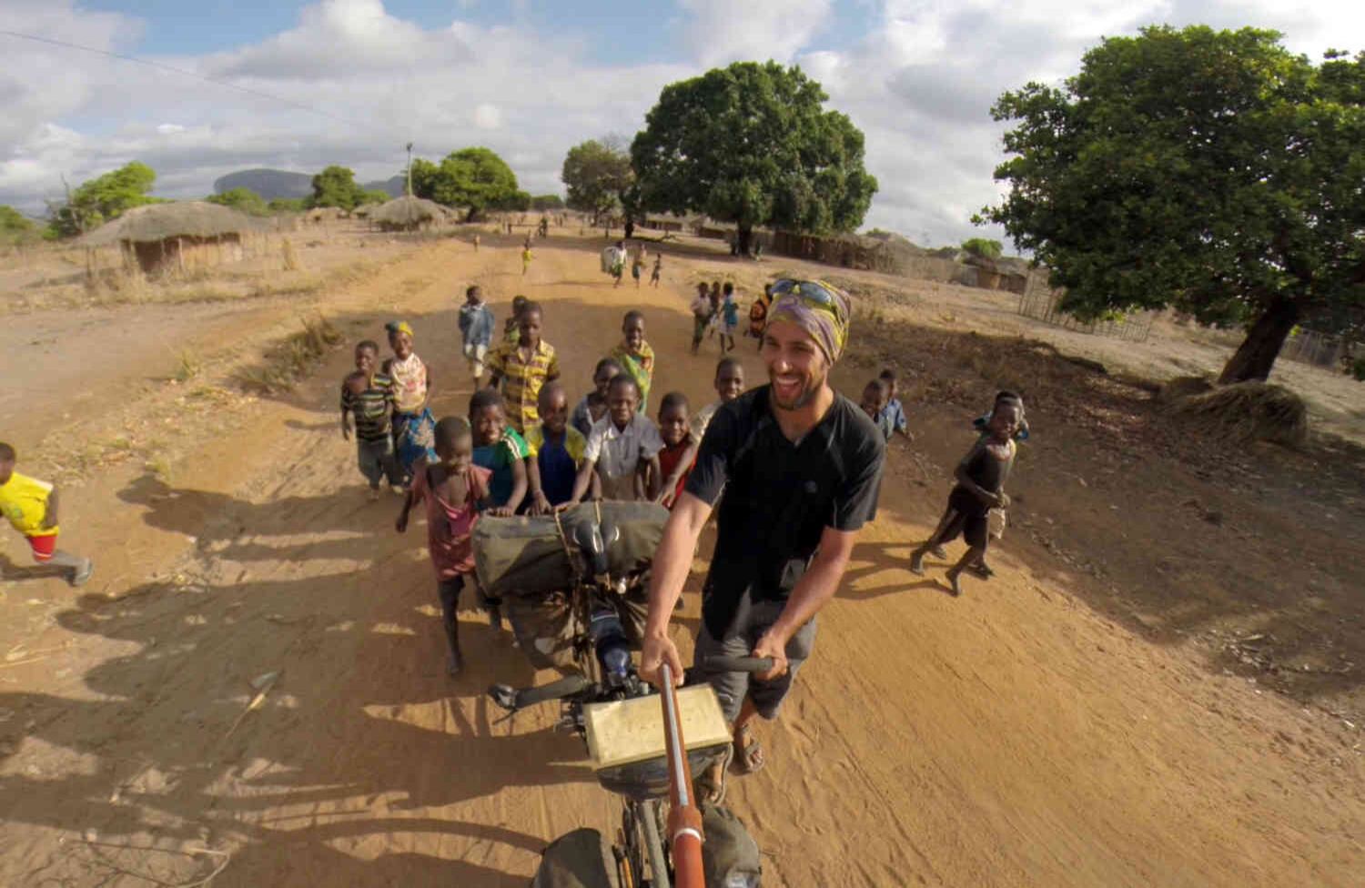 “A excepción de muy pocos lugares, el mundo es un lugar maravilloso lleno de gente increíble”. La ‘selfie’ fue en Mozambique. FOTO: cortesía @bicicleting