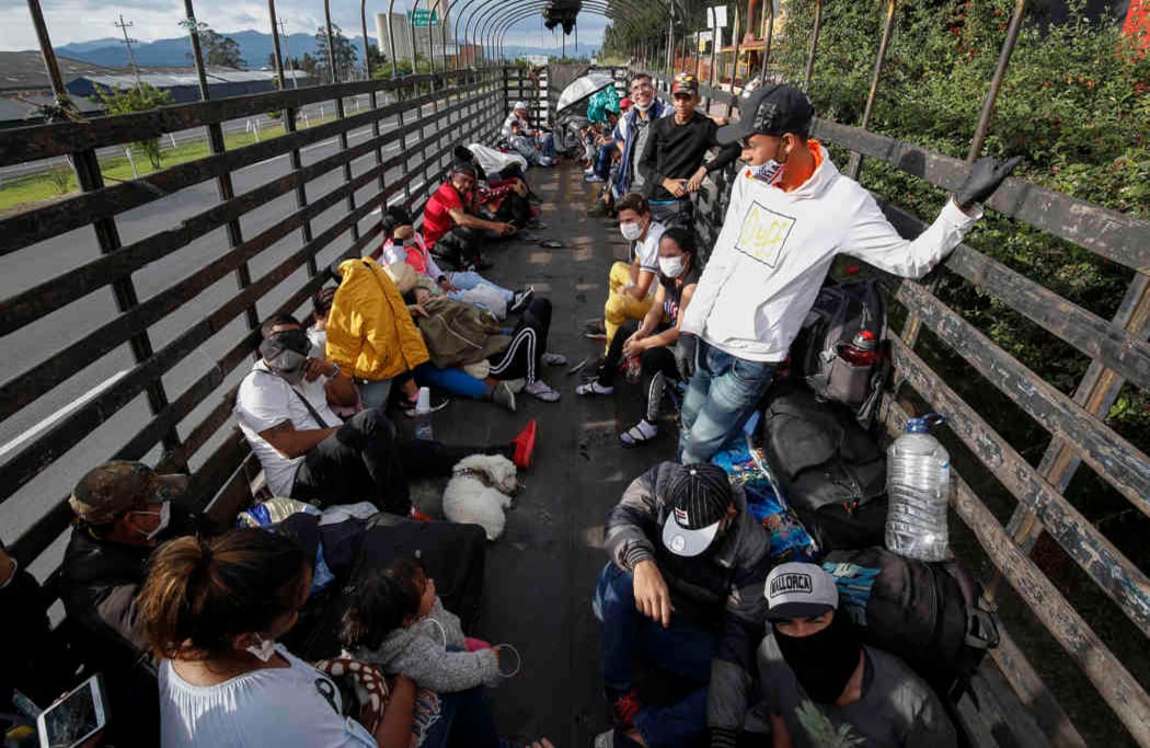 En medio de la crisis sanitaria por el covid-19, cientos de venezolanos residentes en Ecuador, Chile, Perú y Colombia han decidido retornar a su país. De acuerdo con los datos de Migración Colombia, más de 1 millón 825 mil venezolanos se encuentran en Colombia y unos 357.667 están ubicados en la capital. Foto: Guillermo Torres/ SEMANA