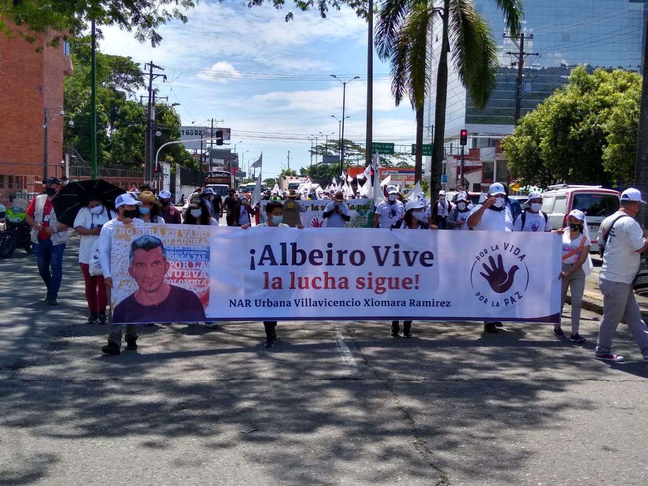 La peregrinación con un cartel en memoria de Juan de Jesús Monroy, también conocido como Albeiro.