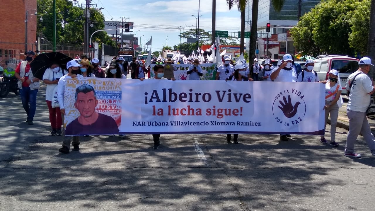 La peregrinación con un cartel en memoria de Juan de Jesús Monroy, también conocido como Albeiro.