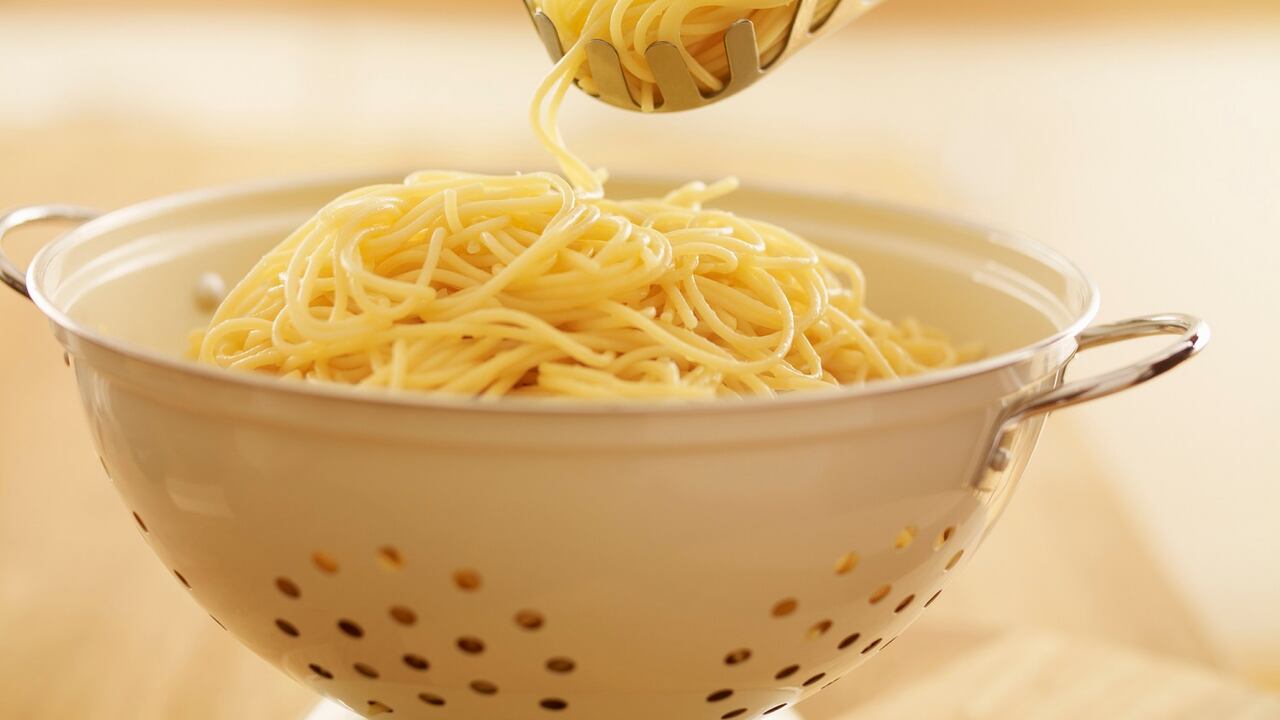 La pasta es rica en carbohidratos.