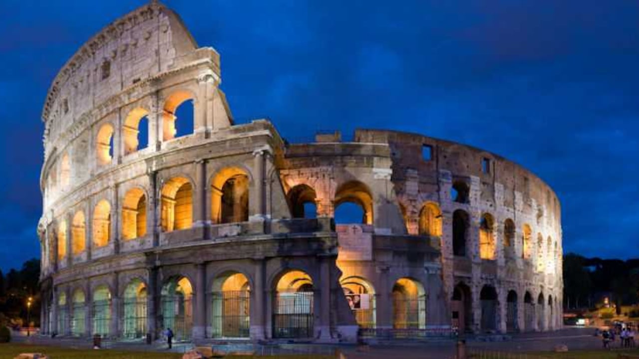 7. Coliseo romano, Italia: Este anfiteatro que data de la época del Imperio romano está considerado como una de las nuevas Siete Maravillas del Mundo Moderno. Se construyó en el siglo I y está en medio de la ciudad de Roma.