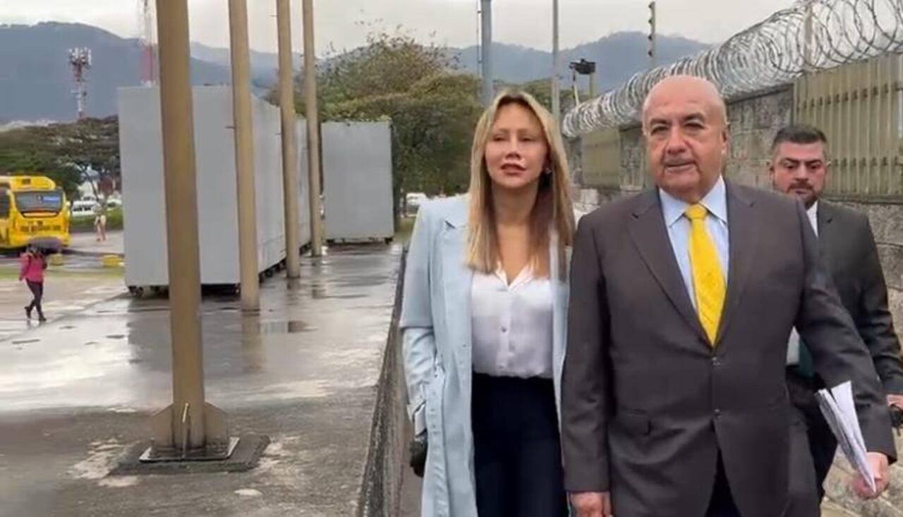 La exalta consejera Sandra Ortiz llegó al búnker de la Fiscalía acompañada de su abogado Pedro Aguilar.