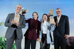Los ganadores de la noche: Nicolás Vásquez de Takami S.A en la categoría
Grandes empresas, Mariana Sandoval de Terrasos en la categoría Pequeñas y
medianas empresas, Sandra Duarte de la Fundación Cataruben en la categoría
ONG y Carlos Eduardo Bermúdez de ASOCHAINA en la categoría Asociaciones
comunitarias.