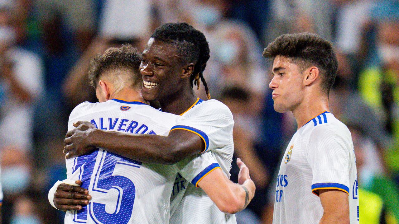 El mediocampista francés Eduardo Camavinga, centro, es felicitado por sus compañeros después de anotar un gol para el Real Madrid en partido de La Liga frente al Celta de Vigo, en el estadio Santiago Bernabéu de Madrid, España, el domingo 12 de septiembre de 2021. (AP Foto/Manu Fernández)
