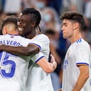 El mediocampista francés Eduardo Camavinga, centro, es felicitado por sus compañeros después de anotar un gol para el Real Madrid en partido de La Liga frente al Celta de Vigo, en el estadio Santiago Bernabéu de Madrid, España, el domingo 12 de septiembre de 2021. (AP Foto/Manu Fernández)