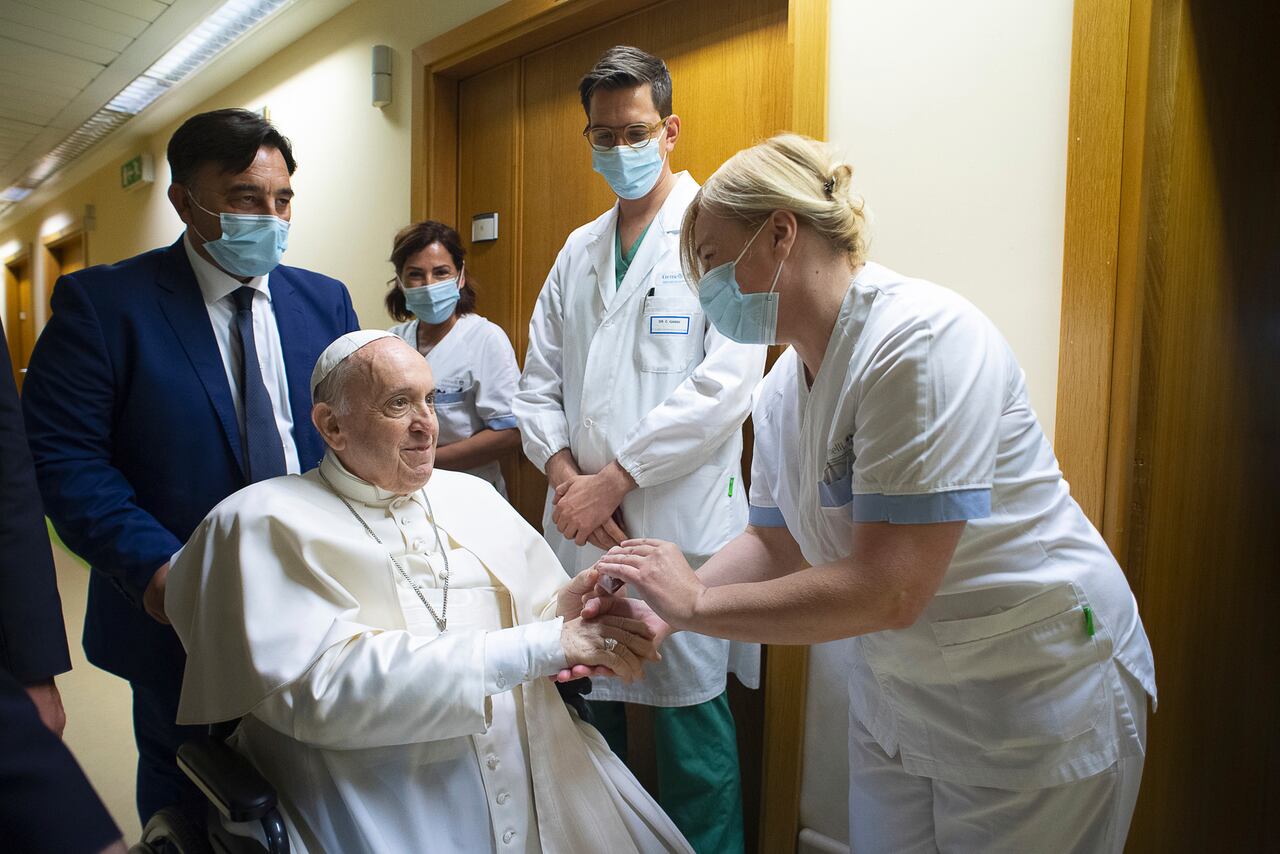 El papa Francisco saluda a personal del hospital, sentado en una silla de ruedas dentro de la Policlínica Agostino Gemelli en Roma, el domingo 11 de julio de 202. (Vatican Media via AP)