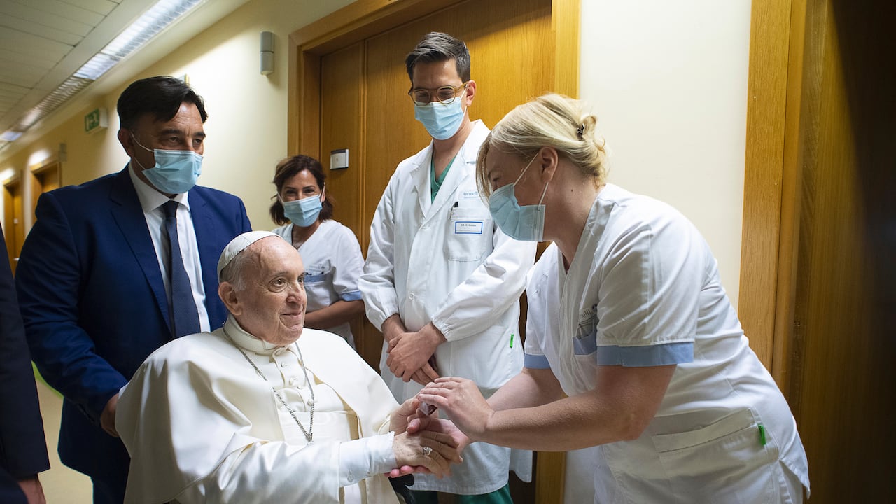 El papa Francisco saluda a personal del hospital, sentado en una silla de ruedas dentro de la Policlínica Agostino Gemelli en Roma. (Vatican Media via AP)