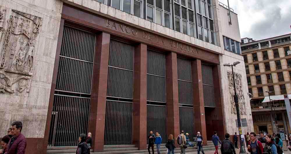 El Banco de la República ha tenido que aumentar las tasas de interés debido a la situación económica del país.