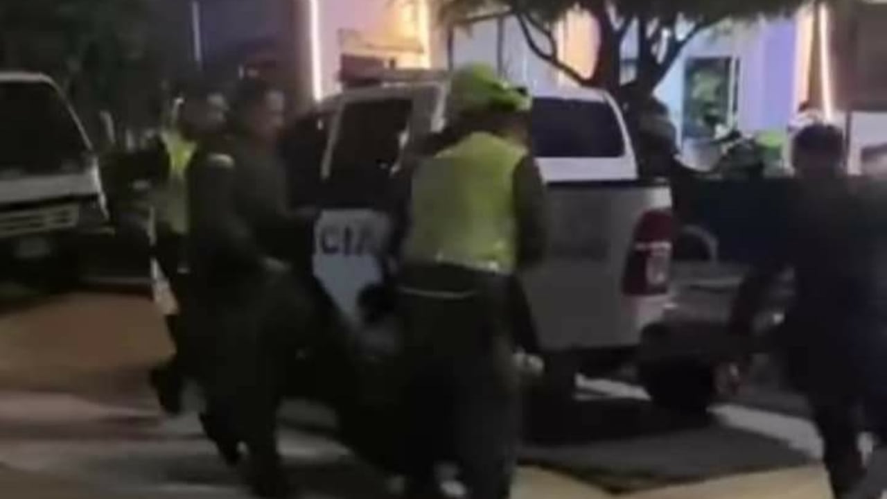 Instantes posteriores al asesinato de un policía por uno de sus compañeros en Córdoba.