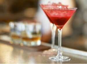 La cristalería de los bares es muy apetecida por los clientes. Foto Corbis.com.