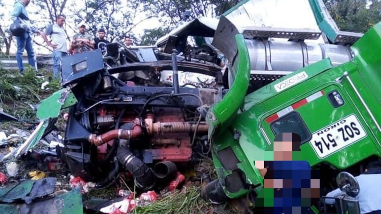 El conductor de la tractomula se encuentra gravemente herido.