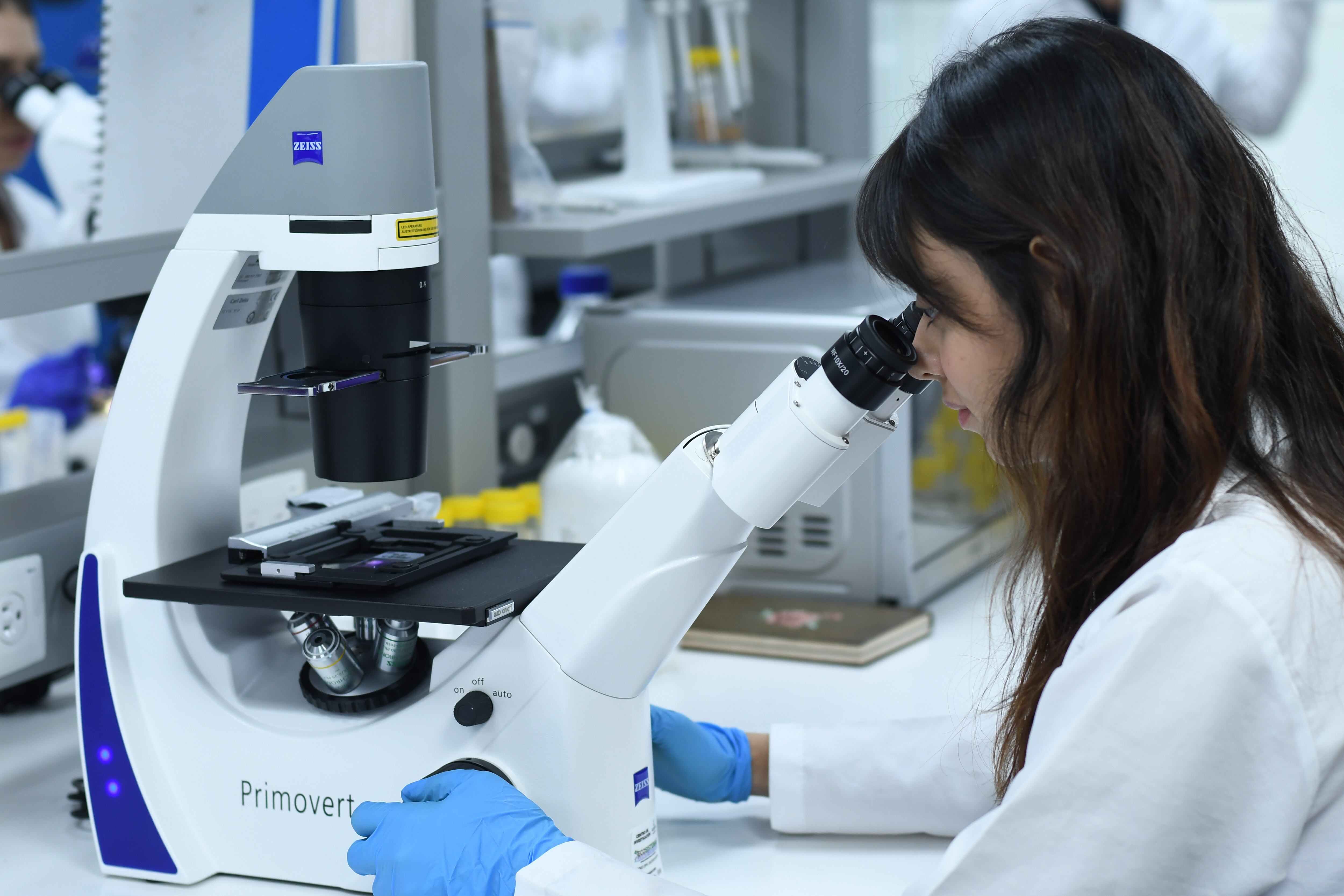 Para el monitoreo ambiental, los laboratorios de Unisimón cuentan con equipos como microscopios invertidos que permiten estudiar el fitoplancton.