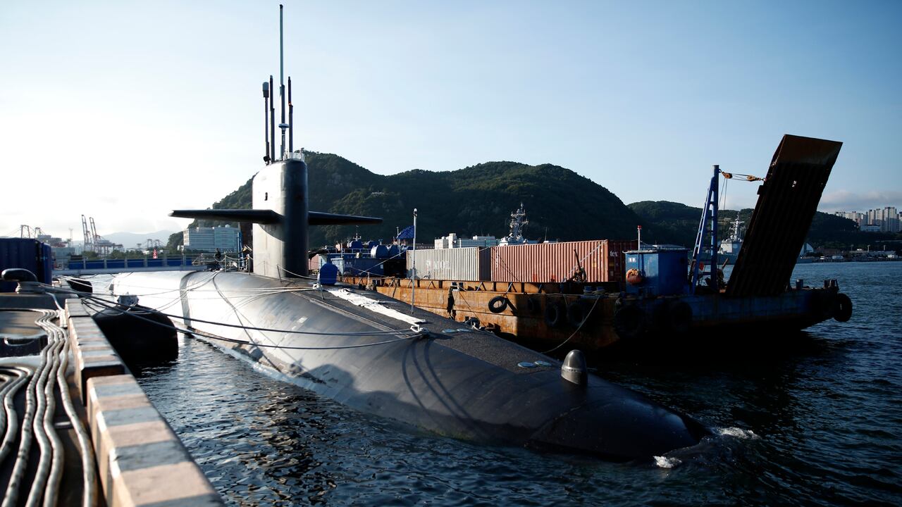 El submarino USS Kentucky en visita a costas de Corea del Sur.
