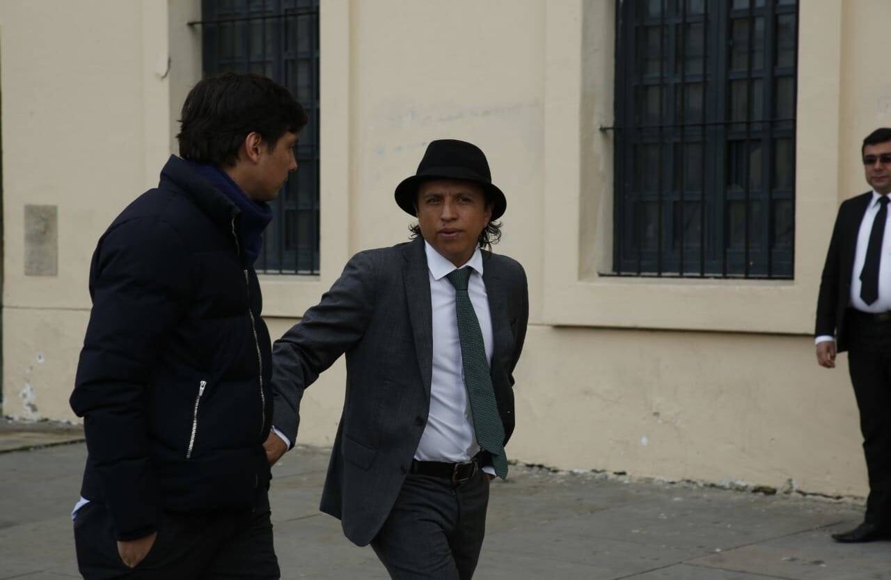 El senador uribista Jhonatan Tamayo, conocido como Manguito, llegó a primera hora a acompañar al expresidente y permanece en las inmediaciones del Palacio de Justicia rechazando las arengas de los antiuribistas. Foto: Guillermo Torres Reina