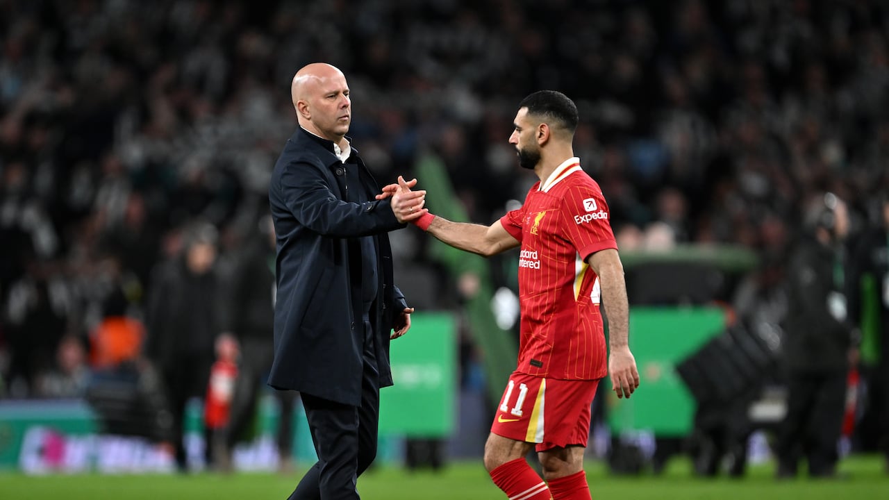 Arne Slot se saluda con Mohamed Salah.