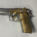 El arma de alias Mayimbú incautada tras el operativo en su contra.