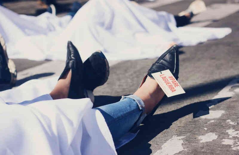 Acción simbólica #PareLaGuerra en Medellín. Foto: Andrea Osorio H.