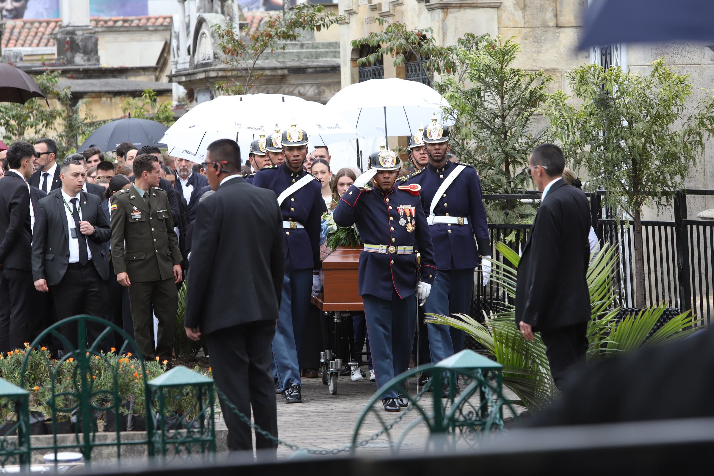 Funeral de Miguel Uribe Turbay: cortejo fúnebre,  Cementerio Central de Bogotá