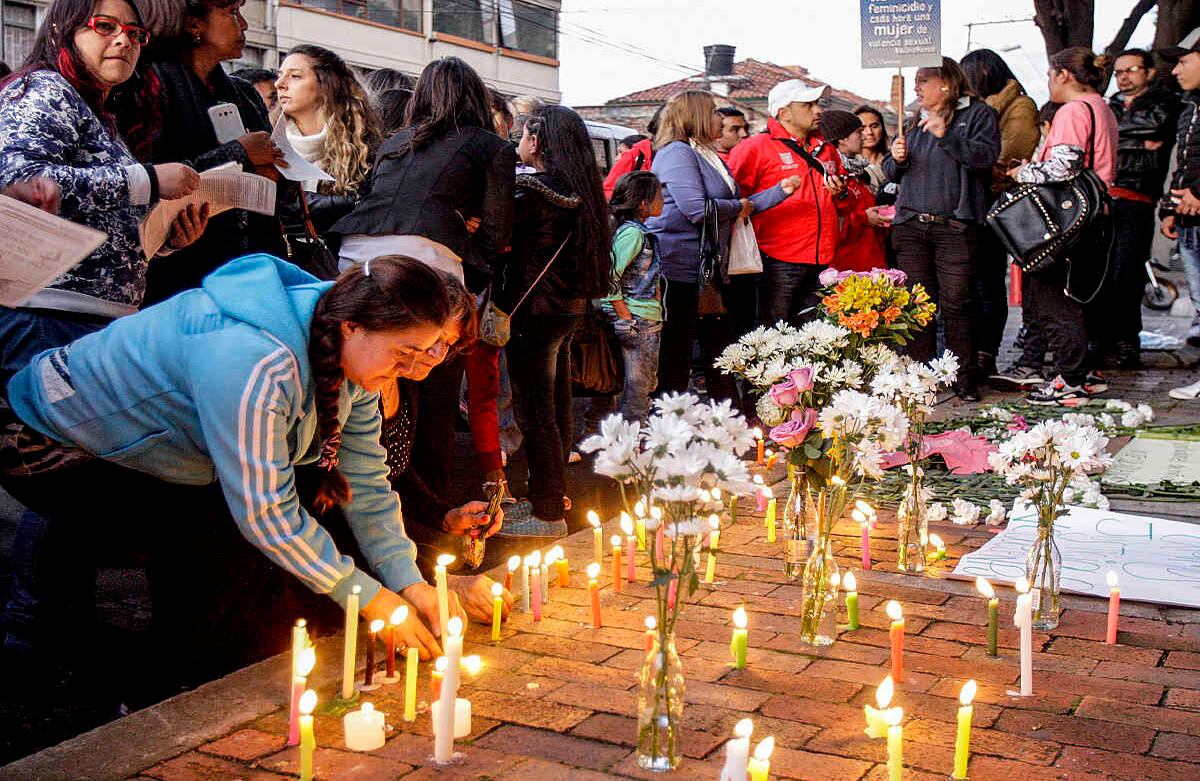 Decenas de personas fueron al edificio EQUUS 66 en la carrera 4A 66-54 para exigir justicia por el crimen de la niña Yuliana Samboni. Por este hecho es investigado el arquitecto Rafael Uribe Noguera, de 38 años. El presunto asesino llevó un apartamento a la pequeña y allí habría abusado sexualmente de ella.  Foto: Carlos Julio Martínez / SEMANA
