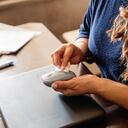 Es importante mantener una limpieza seguida al mouse para evitar la acumulación de suciedad en los botones.