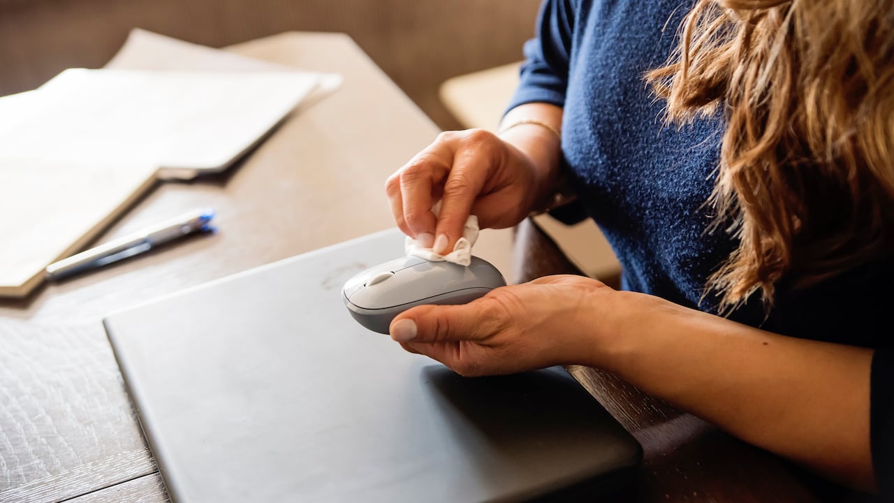 Es importante mantener una limpieza seguida al mouse para evitar la acumulación de suciedad en los botones.