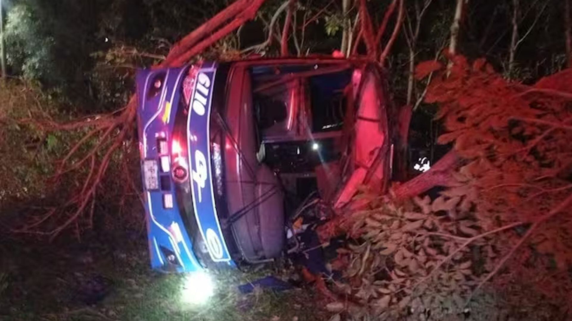 El siniestro ya le arrebató la vida a sierte personas y decenas de heridos reciben atención médica.