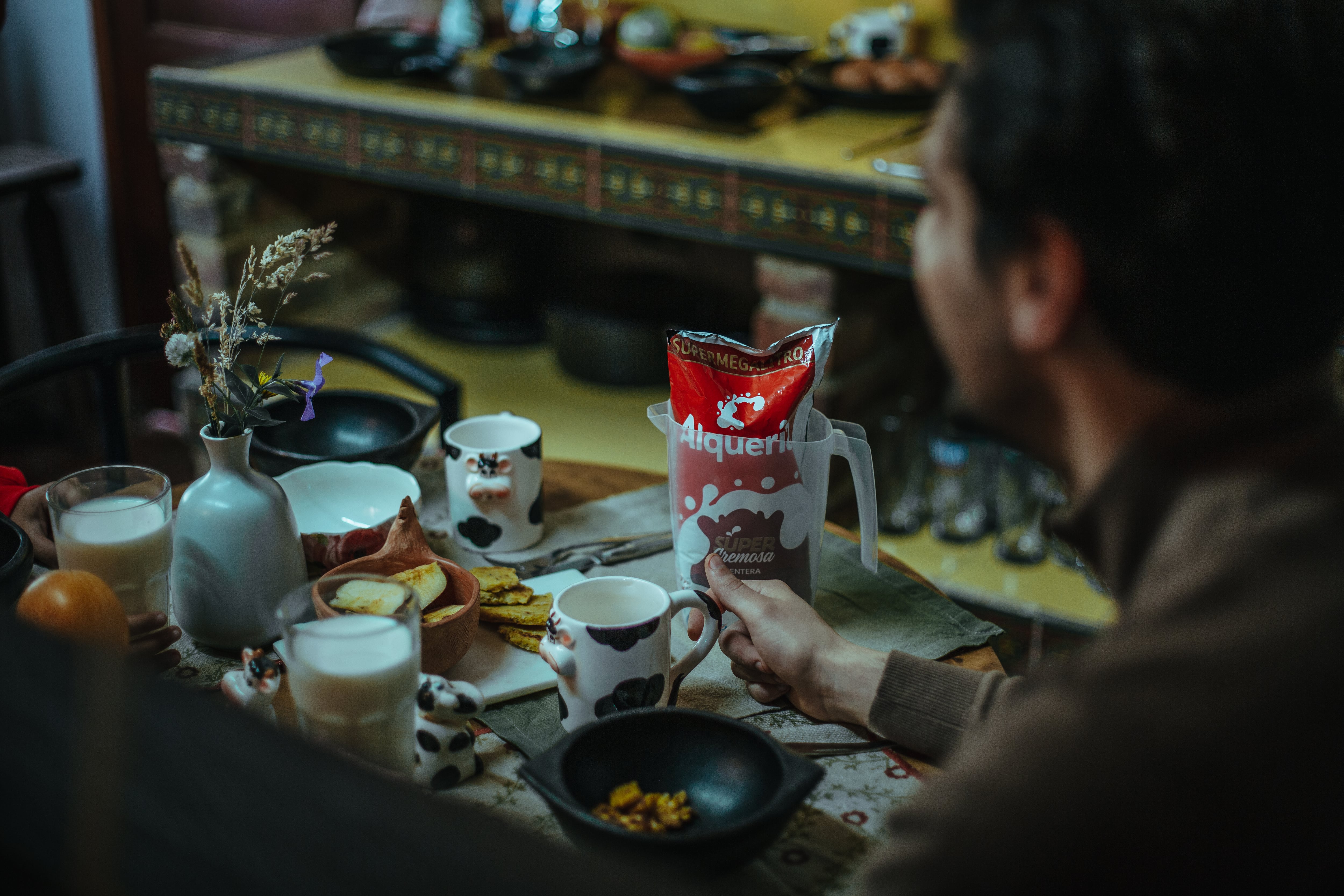 Alquería construyó su historia a partir de algo simple: una mesa, una familia y un vaso de leche.