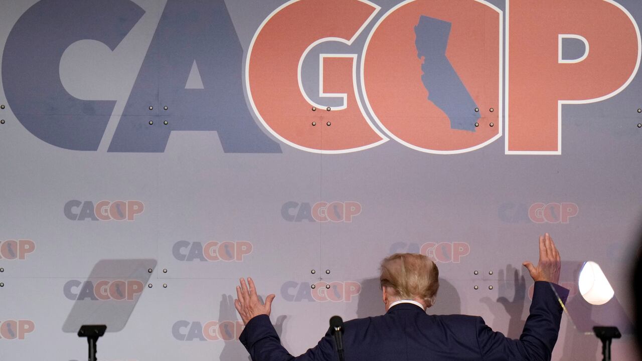 Donald Trump intentó el viernes ganarse a los republicanos en California con quejas de que las personas ricas en Beverly Hills huelen mal porque les niegan el agua, repitiendo mentiras de que hubo fraude electoral generalizado y pidiendo a la policía disparar contra quienes roben tiendas.