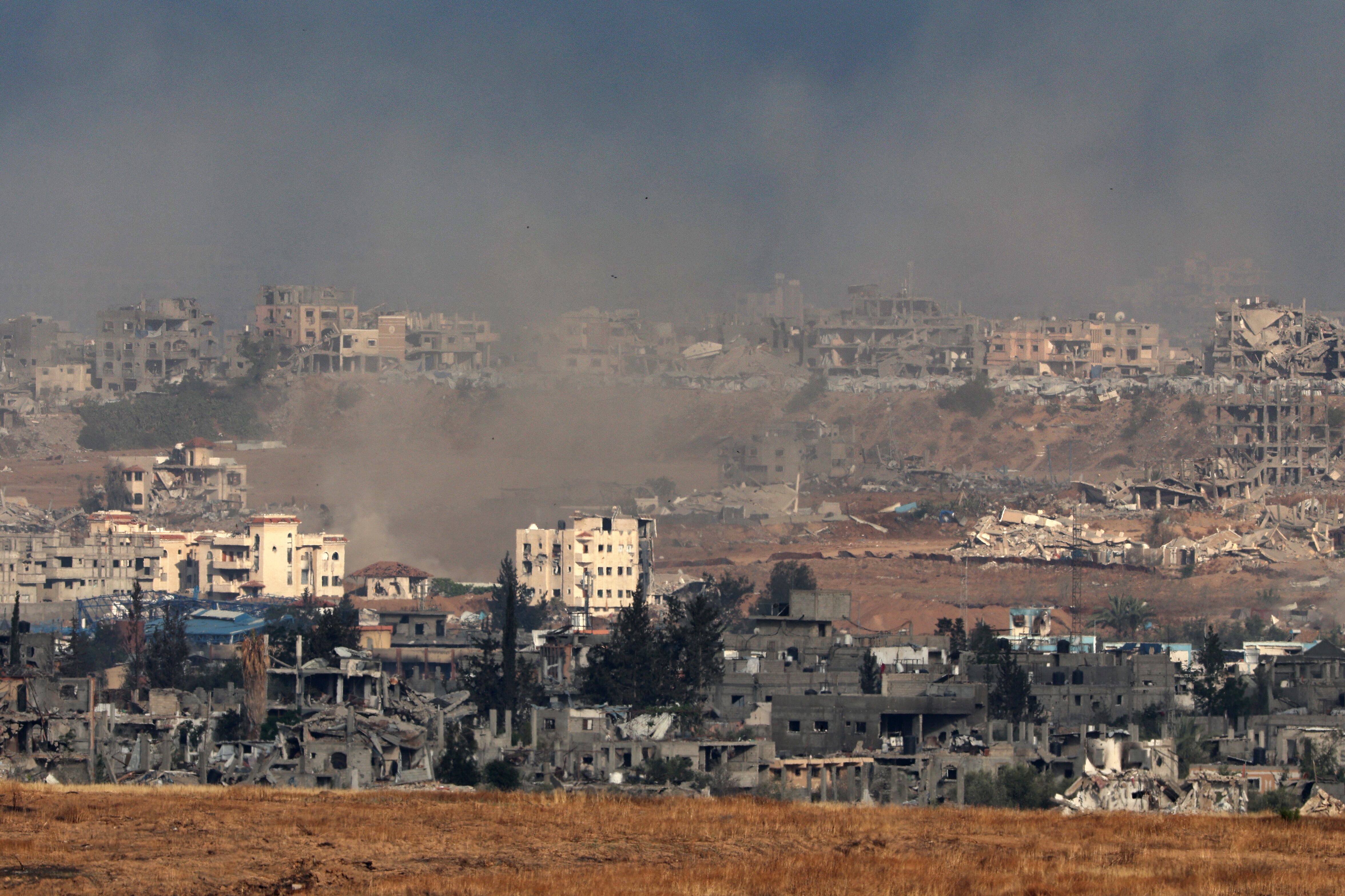 Esta fotografía, tomada desde una posición en el sur de Israel, en la frontera con la Franja de Gaza, muestra columnas de humo en Gaza durante el bombardeo israelí el 20 de mayo de 2025, en medio de la guerra en curso con el movimiento militante palestino Hamás.