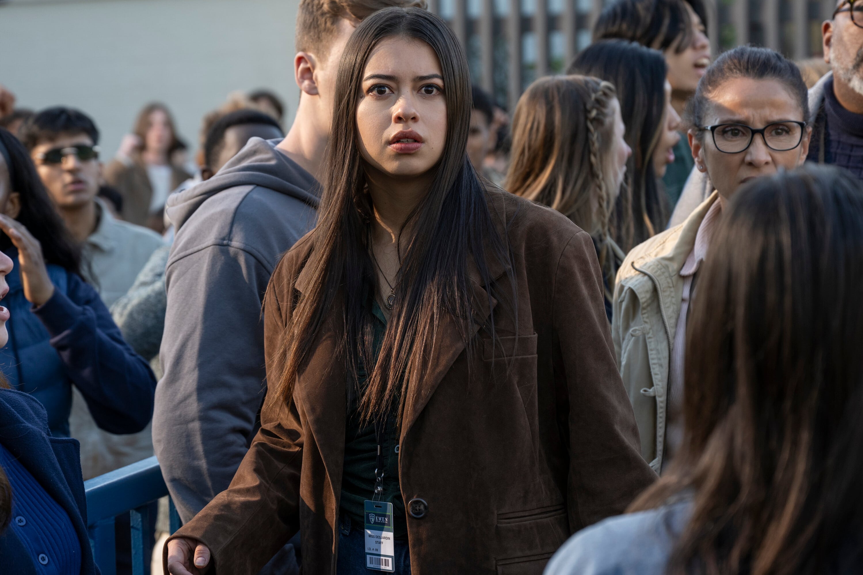Amber Midthunder (Prey, Legion) interpreta a la profesora de Educación física en la clase de Carrie White. Ve de primera mano lo que sucede con sus compañeras.