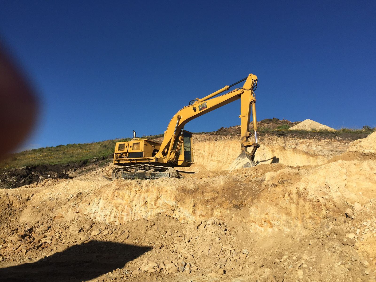 Mina La Sacan con la maquinaria amarilla que estaría embolata.
