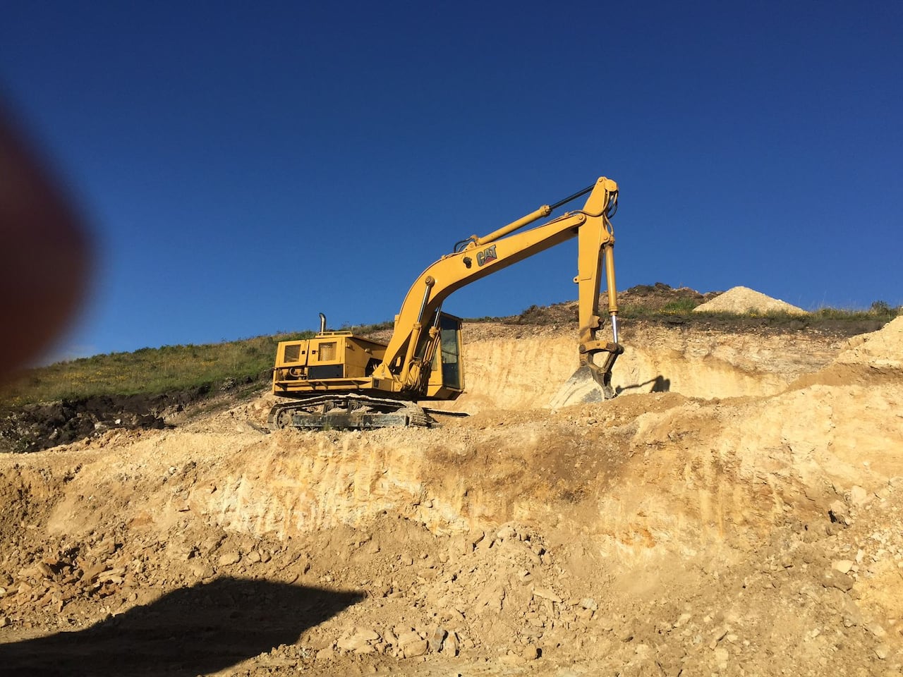 Mina La Sacan con la maquinaria amarilla que estaría embolata.