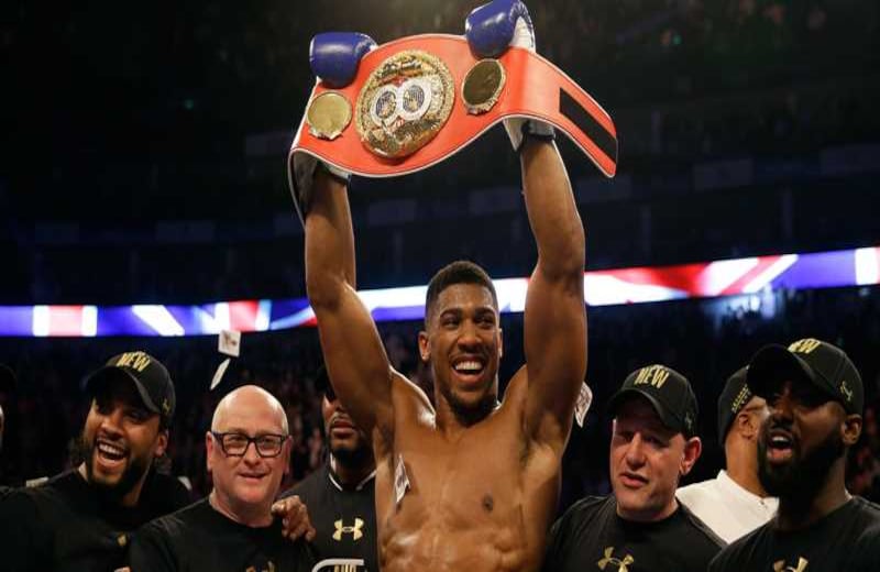 El británico Anthony Joshua celebra su título de peso pesado de boxeo, luego de vencer al estadounidense Charles Martin.