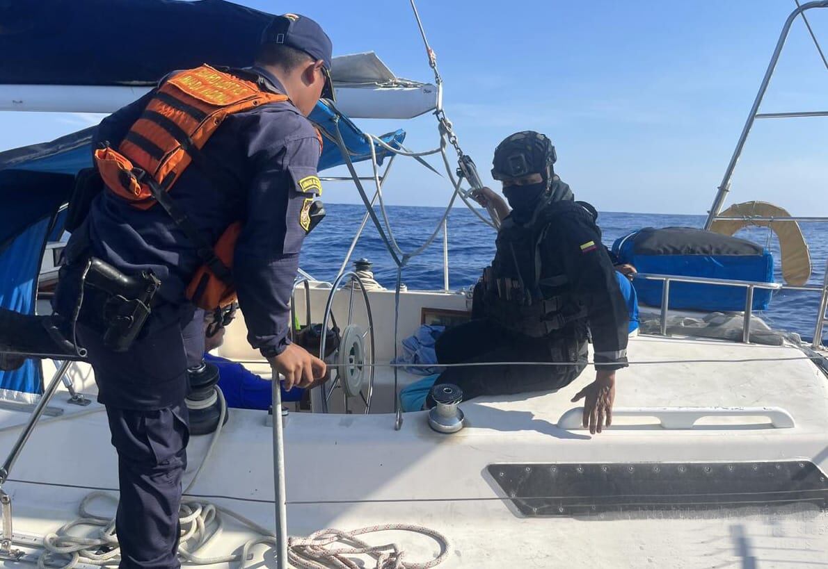 El velero, que tenía como destino el archipiélago de San Andrés y Providencia, fue remolcado por una unidad naval hasta la estación de Guardacostas de Cartagena.