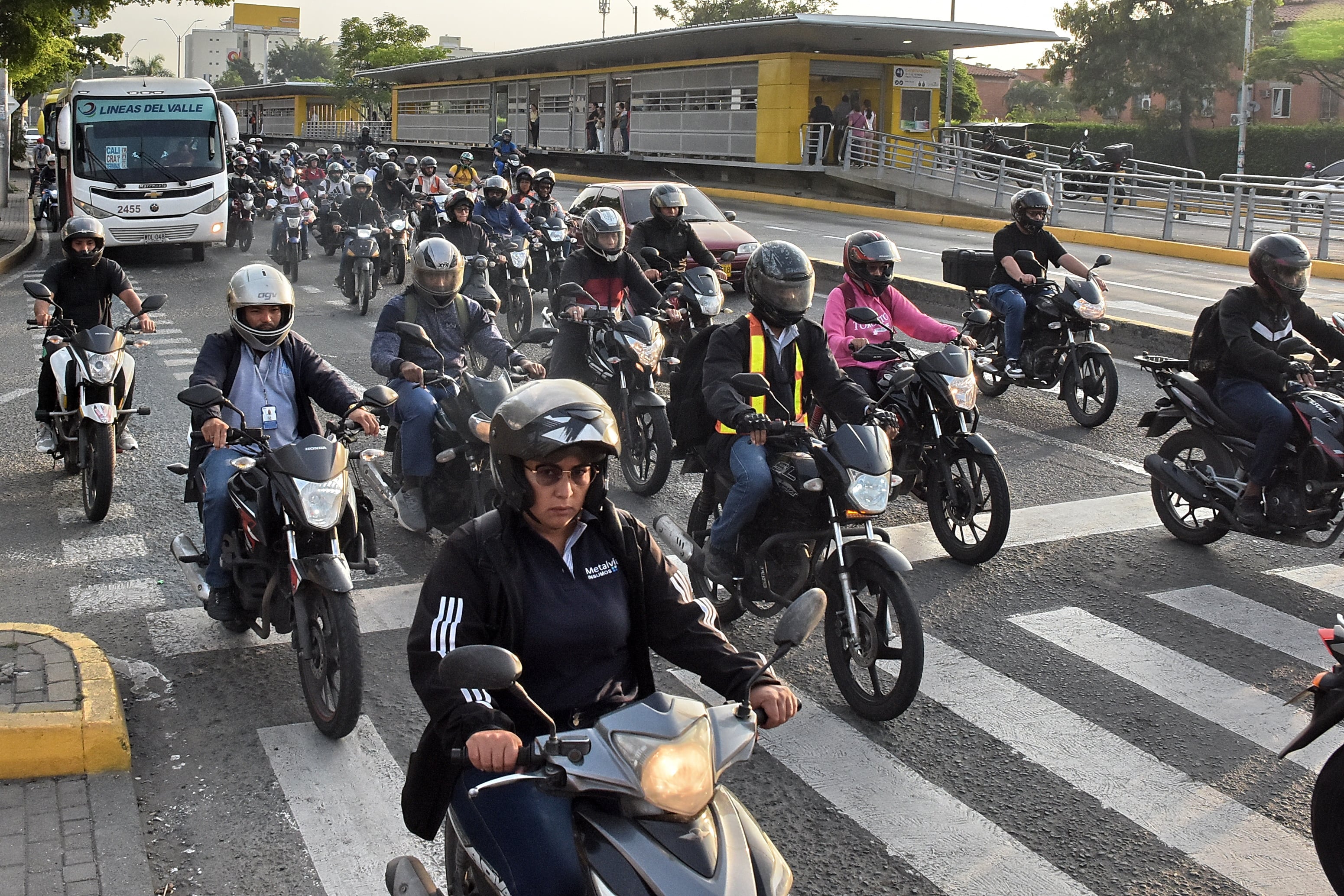En el día sin carro, muchos caleños se la ingeniaron para poder llegar a sus lugares de trabajo, la jornada transcurrió sin ningún contratiempo en la sucursal del cielo.