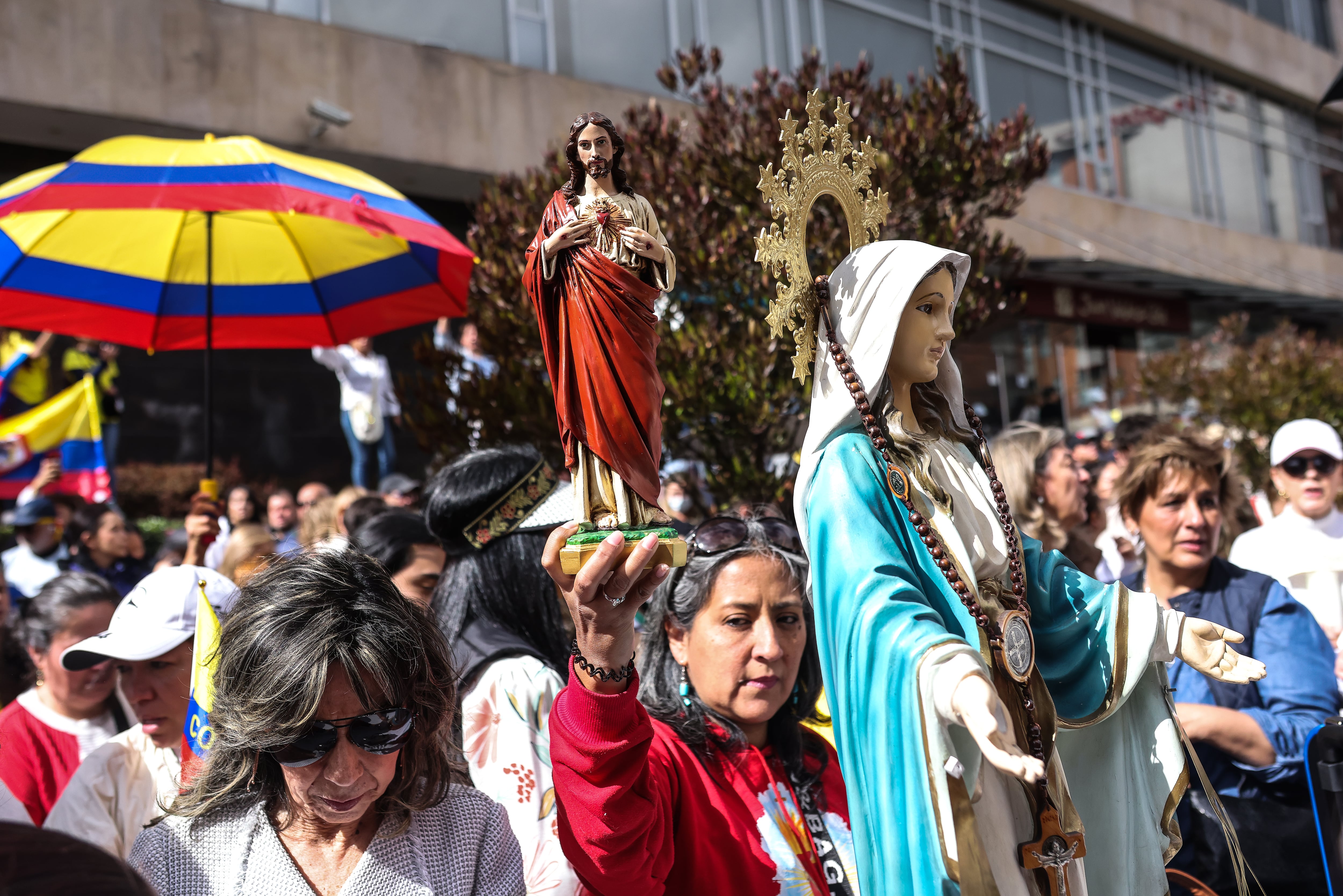 Jornada de oración por la vida de Miguel Uribe Turbay, frente a la Fundación Santa Fe